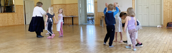 Pienet lapset tanssivat.